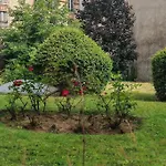 T2 Meuble 1 Er Etage Dans Un Quartier Calme A Paris 17