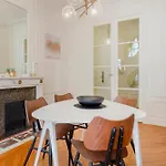Prestigious Triangle D\'Or 2Br Champs-Elysee - Montaigne