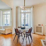 Prestigious Triangle D\'Or 2Br Champs-Elysee - Montaigne