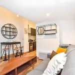 Cozy Nest Just Steps Away From The Lively Nation District