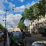 Studette Equipee Pres Tour Eiffel -Ecole Militaire