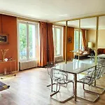 Beautiful Apartment Eiffel Tower
