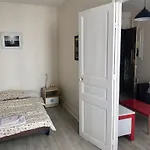 Cute And Quiet Appartment In Montmartre