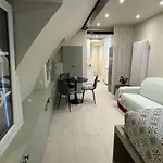 Charmant Studio Renove Avec Vue Sur Les Toits De Paris 7E Arrondissement