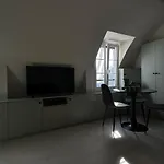 Charmant Studio Renove Avec Vue Sur Les Toits De Paris 7E Arrondissement