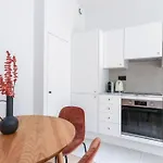 Urban Retreat Brand-New Duplex 2-Bedroom