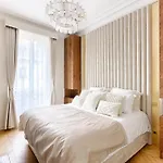 Appartement Artistique De Luxe 3 Chambres Sur Champs Elysee