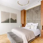 Appartement Artistique De Luxe 3 Chambres Sur Champs Elysee
