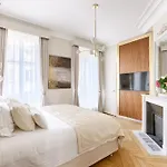 Appartement Artistique De Luxe 3 Chambres Sur Champs Elysee