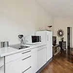 Champs-Elysees & Arc De Triomphe - Cityapartmentstay