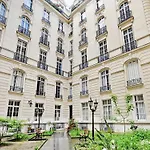 A Cocoon Just A Stone\'S Throw From The Arc De Triomphe