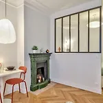 Paris A Pied : Folies Bergere Et Grands Boulevards