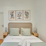 Apartment Center Of Paris By Studio Prestige
