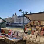 Superbe T3 Terrasse Coeur de Paris historique