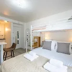 Best Deal! Modern Studio In Vibrant Area Only 5 Minutes By Walk To Metro - Central Location