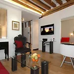 Holidaysinparis-Bourg Tibourg II