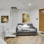 Triplex in Boulevard de Magenta by GuestReady