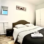 Champs Elysees Apartment 2