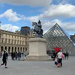 Appartment near Louvre, central