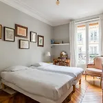 Veeve - Muted Beauty In Batignolles