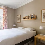 Veeve - Muted Beauty In Batignolles