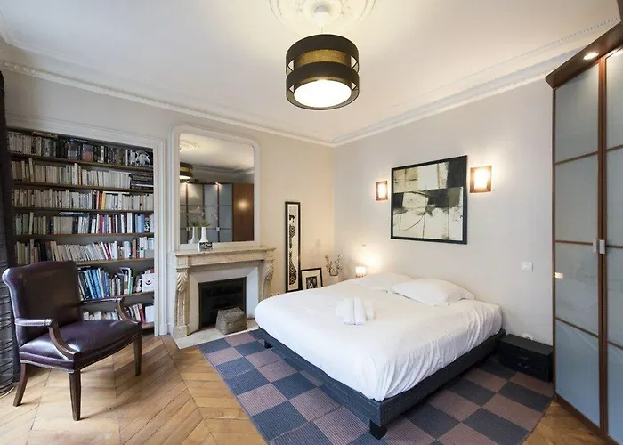 Comfortable Near Montmartre