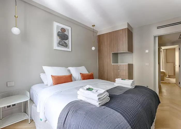 Unique Luxury Parisian flat 2BR/6P -Champs Elysées