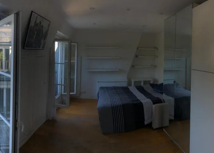 Montmartre Sous Les Toits
