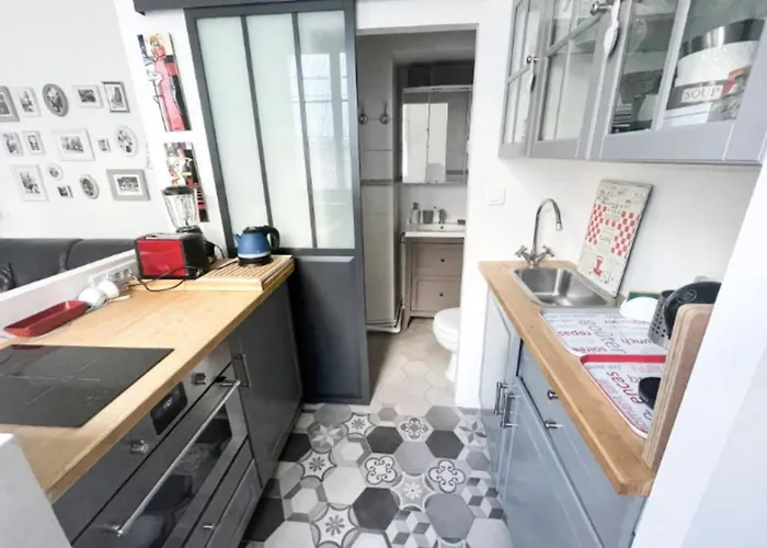 Quiet And Charming Studio For Two In Paris 2Th