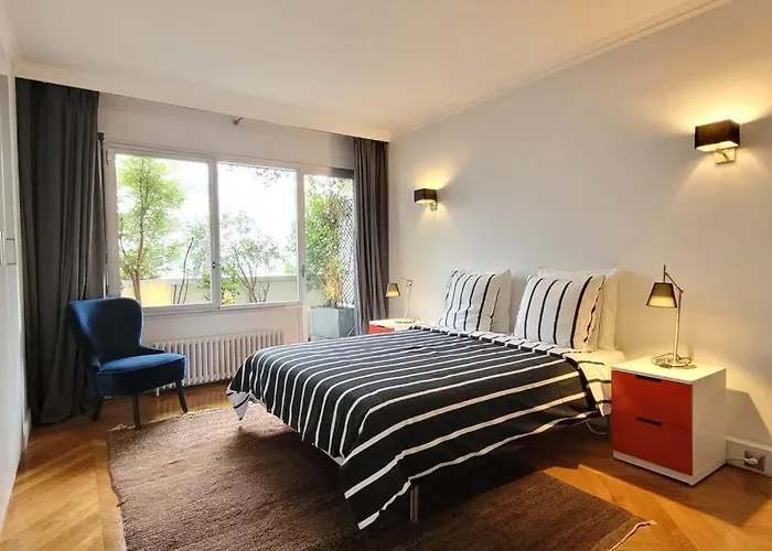Eiffel Tower - Luxury 2 Bedroom Apartment