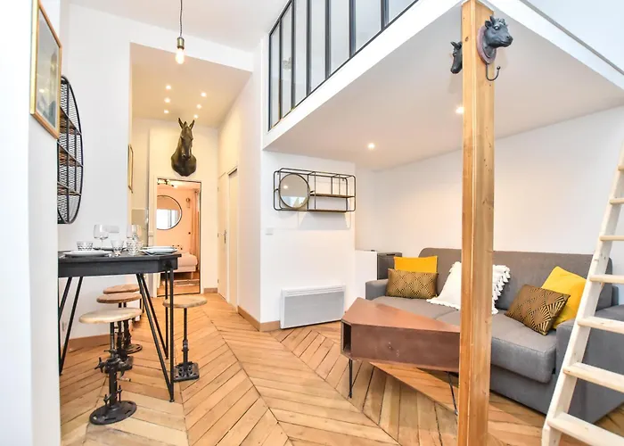 Cozy Nest Just Steps Away From The Lively Nation District