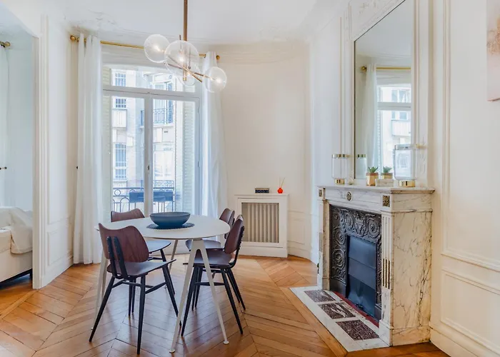 Prestigious Triangle D\'Or 2Br Champs-Elysee - Montaigne