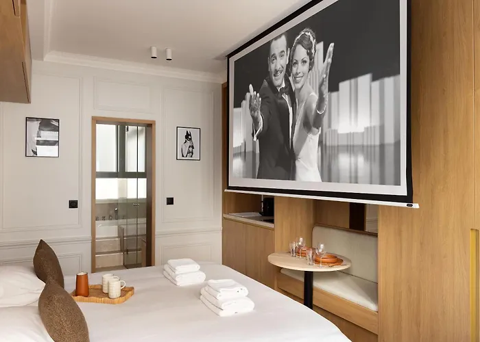 Love Room Avec Jacuzzi & Cinema-Gare Mont Parnasse