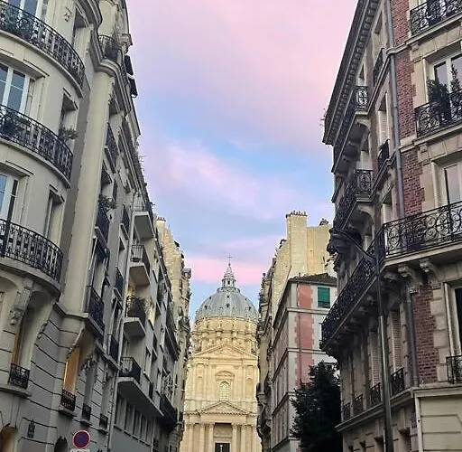 Spacious And Convenient 2 Bedroom Flat In Paris Centre