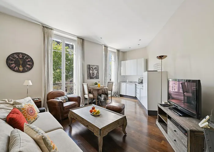 Champs-Elysees & Arc De Triomphe - Cityapartmentstay
