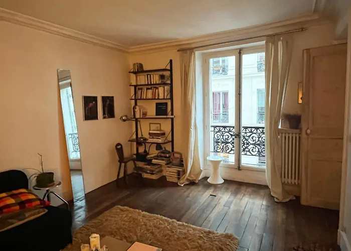 Charming Spacious T2 In The 18Th - Paris