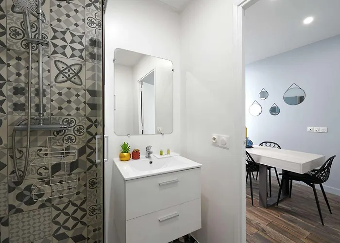 Stylish Duplex With Theatre Room Batignolles