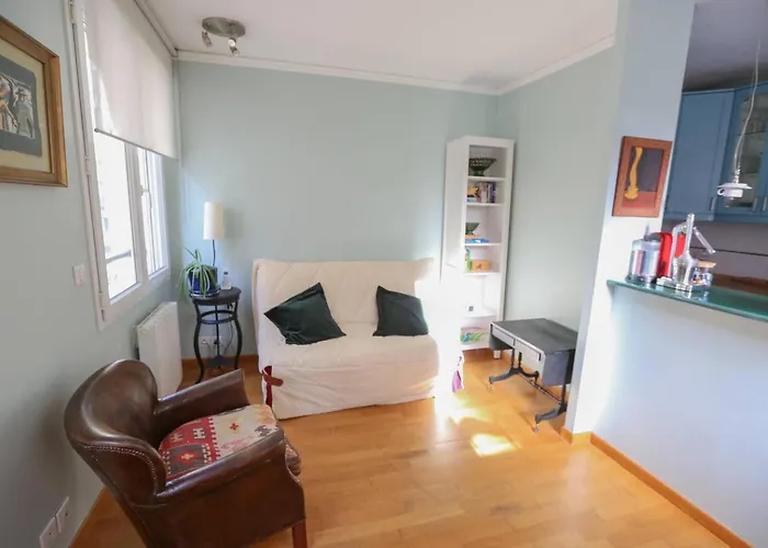Bright Pied-A-Terre Eiffel Tower 4 People