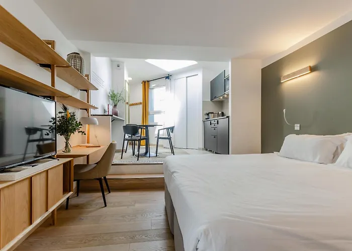 Parisian Home L Montmartre