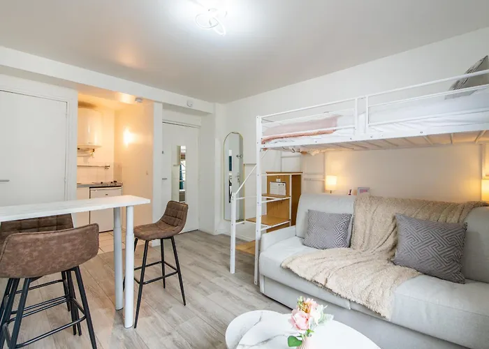 Best Deal! Modern Studio In Vibrant Area Only 5 Minutes By Walk To Metro - Central Location