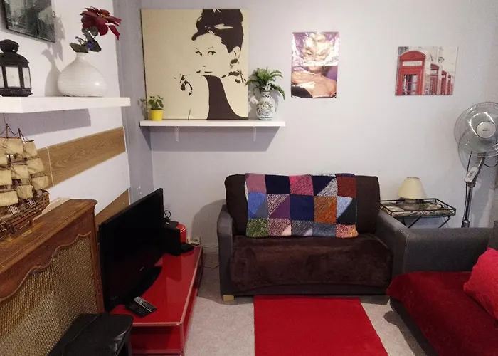 Guesthouse Familial Pour 1 A 5 Personnes De 42M2-Rez De Chaussee-Vues Sur Rue Et Patio Prive Ombrage - Sejour,Chambre Separee,Cuisine,Salle De Bain,Lit Double Et 2 Canapes Lits Depliant - Entree Cote Rue Berzelius-5 Minutes Du Metro Brocante ,Bus 31,