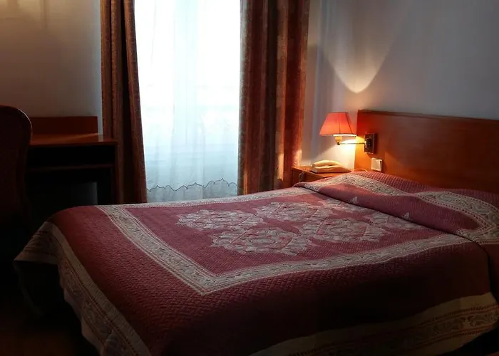 Pax Hotel Paris 18E