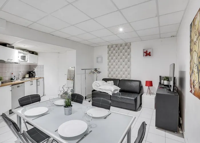Triplex in Boulevard de Magenta by GuestReady