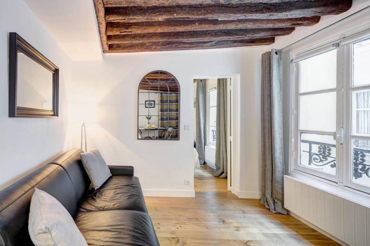 Quiet, Cozy, Design In Apartment Paris