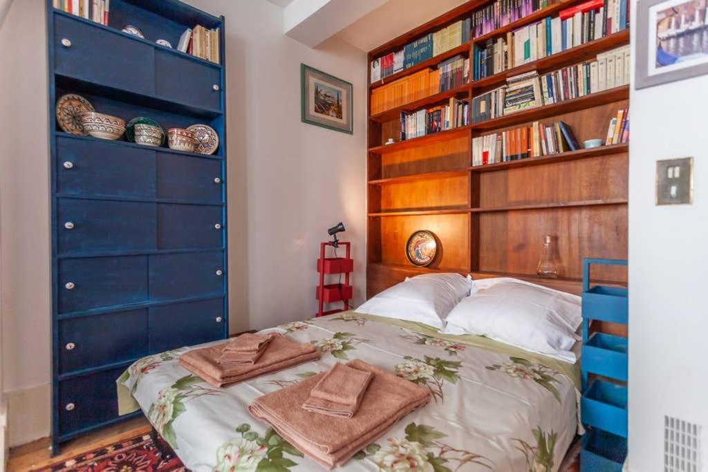 Apartment Greeter-nid Douillet Au Bord Du Canal St Martin Paris
