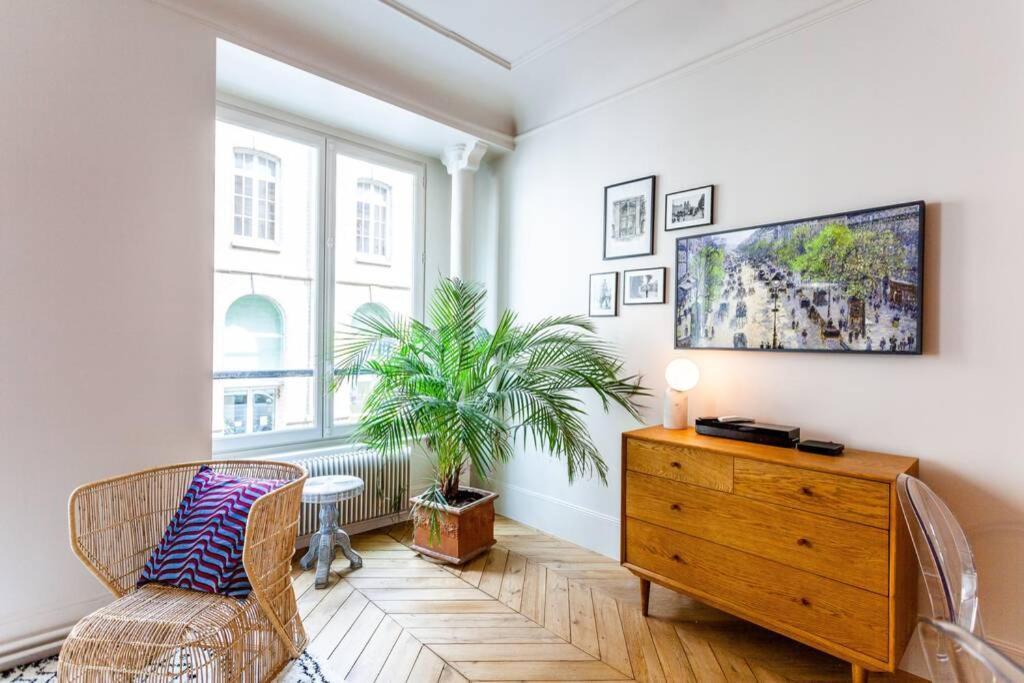 Appartement Bel Parisien De 70m2 - St Lazare *