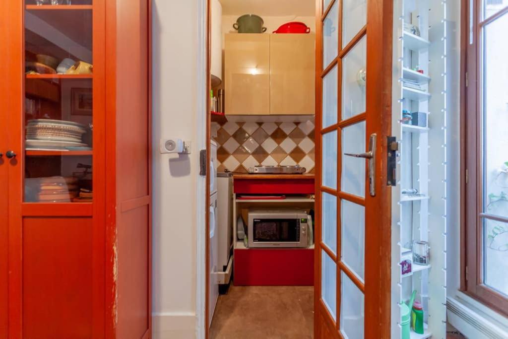 Greeter-nid Douillet Au Bord Du Canal St Martin Apartment Paris