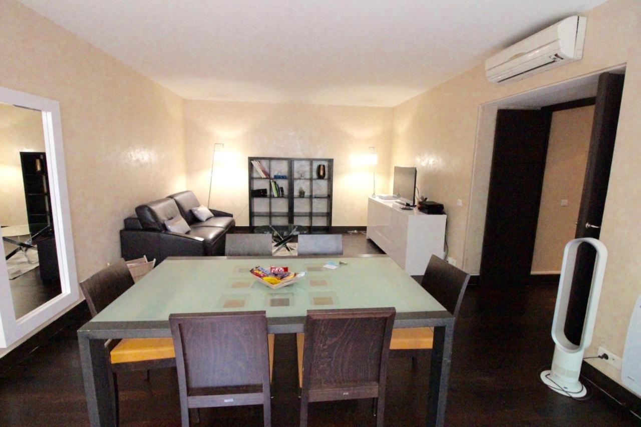 Short Apartment *
