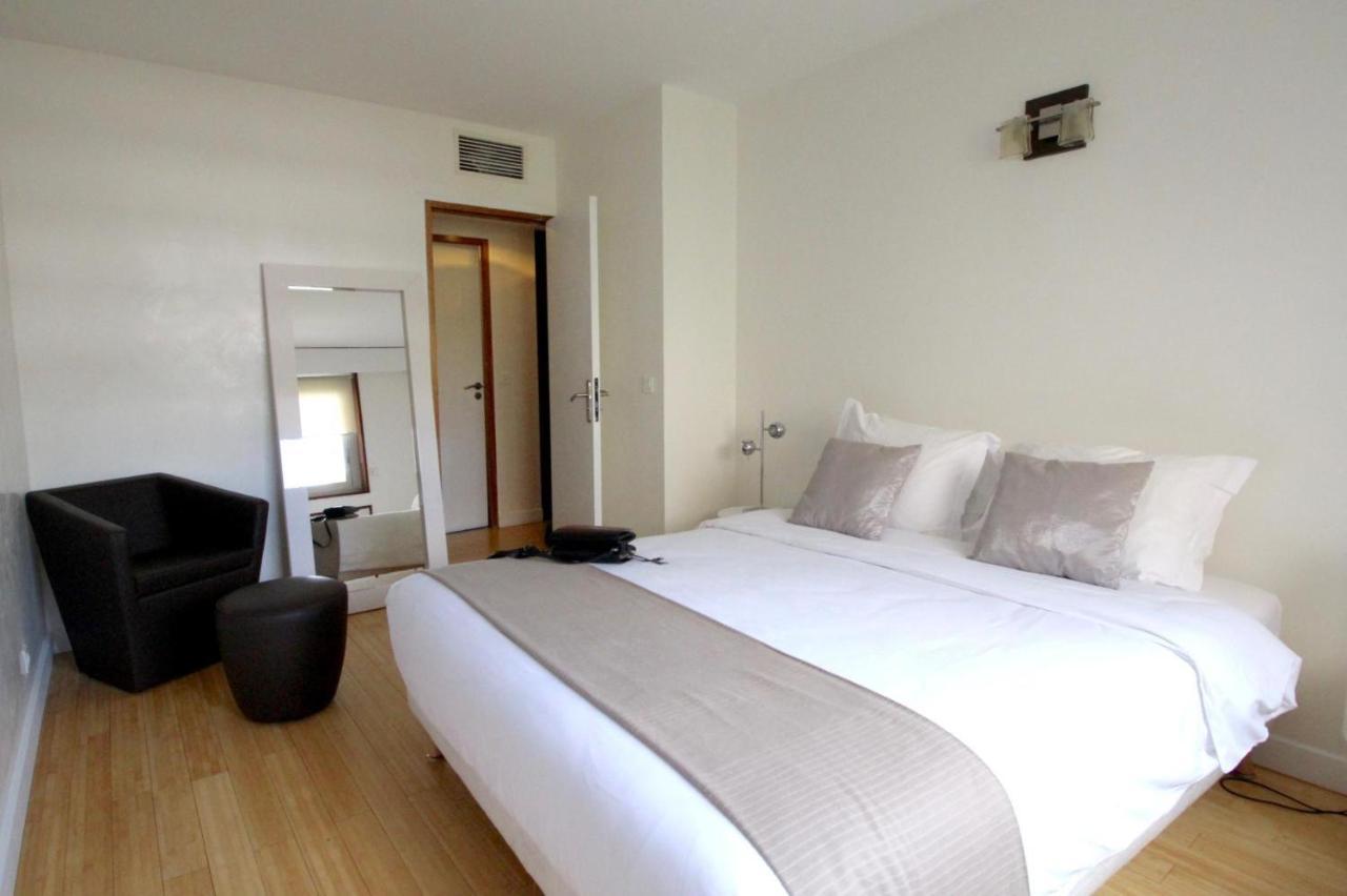 Short Apartment *