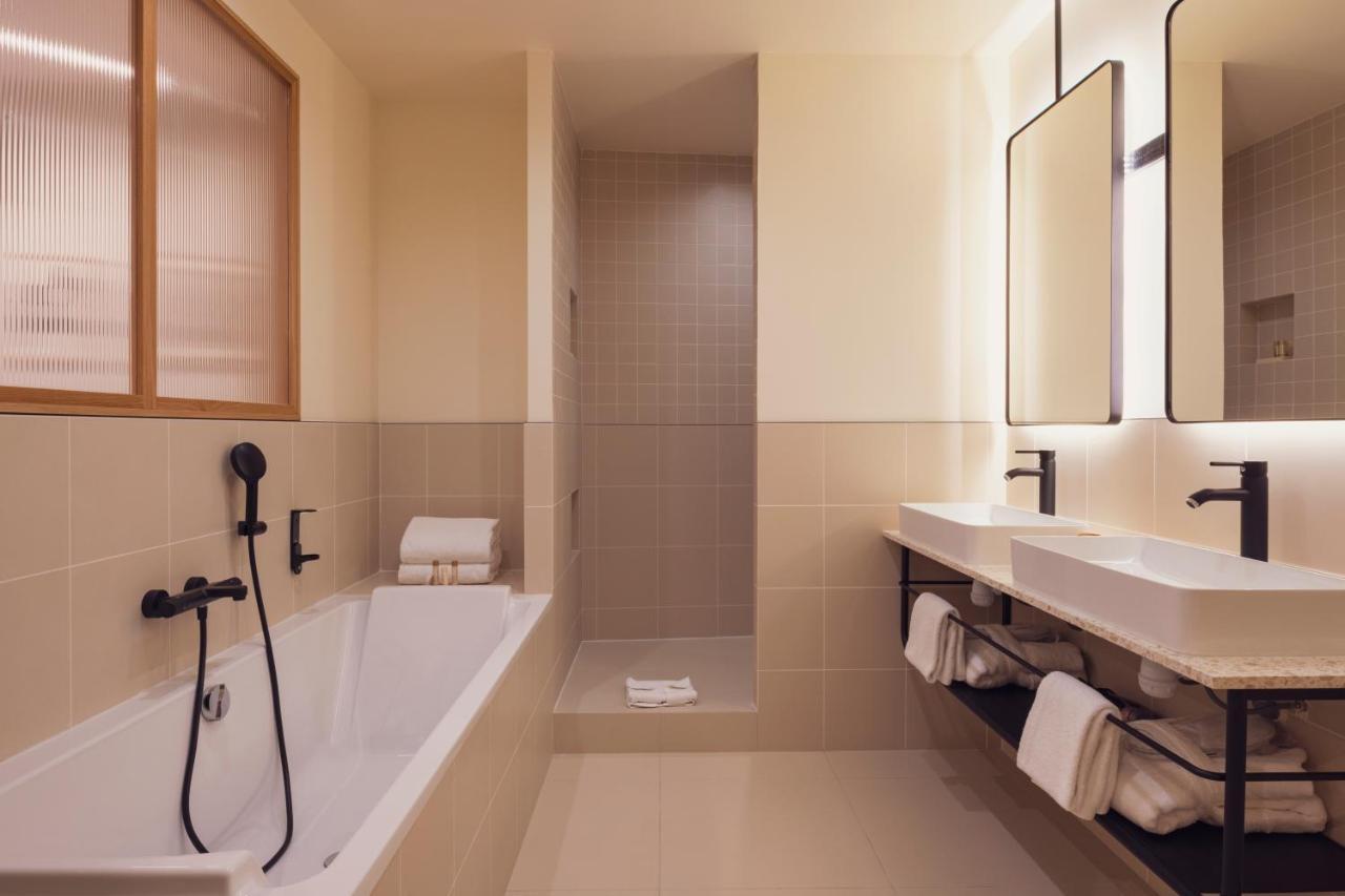 Tinah Paris, Champs Elysees Hotel Paris